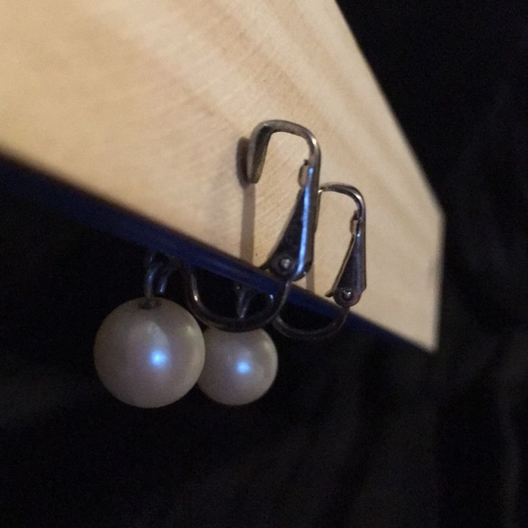 DONATED! Vintage Cameo Pearl Clip Earrings - Picture 3 of 5